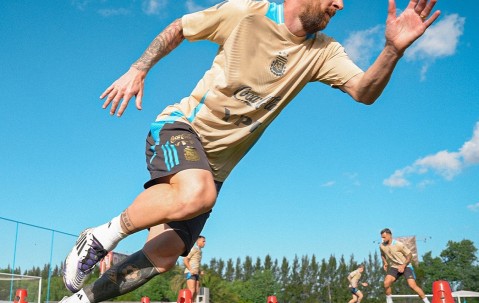 NG体育- 梅西官方宣布重返赛场新规，公牛引发争议！赛场气氛高涨